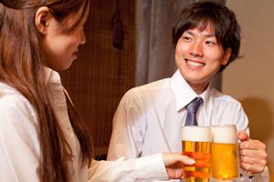 東京のショーパブでポールダンスを楽しむ